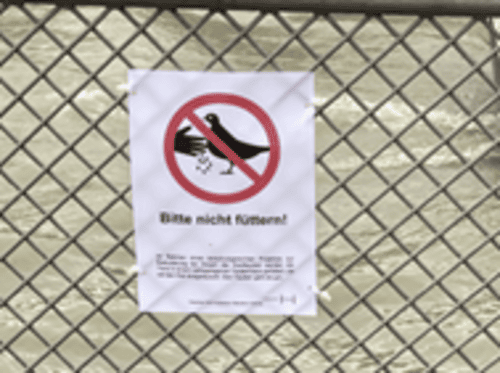 Ein Flyer an einem Zaun.