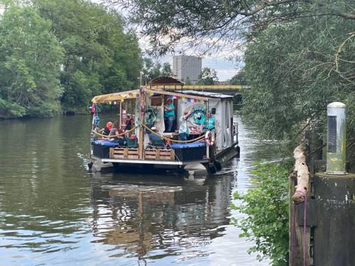 Ein Boot auf dem Fluss Leine