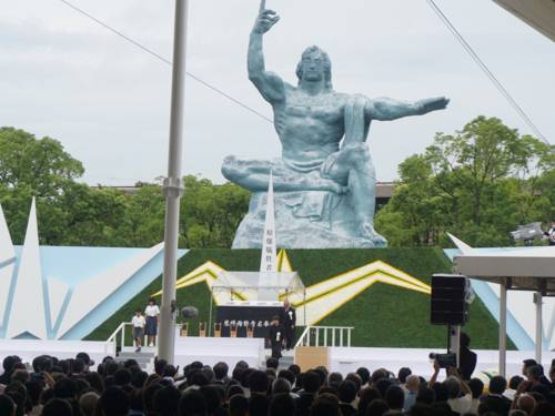 Eine Statue in einem Park.