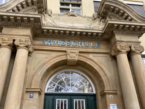 Eine Schule von außen.