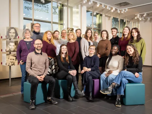 Gruppenfoto der Mitarbeiter*innen vom Zeitzentrum Zivilcourage der Landeshauptstadt Hannover. Aufgenommen in Theodor-Lessing-Platz 1A, 30159 Hannover am 17. November 2025.