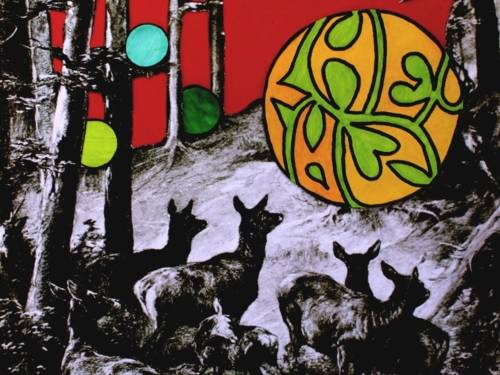 Zu sehen ist eine Collage von Kerstin Faust: Ein schwarz-weißes, gemaltes Bild einer Waldszene mit Rehen ist mit bunten Elementen, die an Weihnachten erinnern, übermalt.