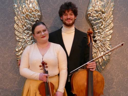 Marta Gadzina mit Geige und Mate Feher mit Cello