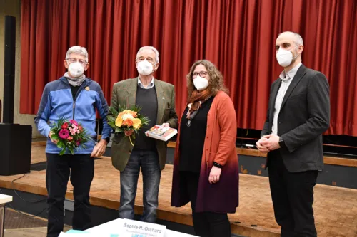 Vier Personen vor einer B&uuml;hne.