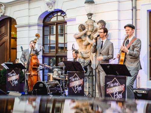 Musiker treten vor einer Hausfassade auf
