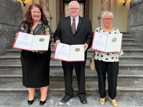 v.l.n.r.: Dr. Susanne Schieble (Präsidentin der Deutsch-Japanische Gesellschaft Hannover Chado-Kai e. V.), Georg-Günther Thürnau (Vorstandsvorsitzender des Deutsch-Japanischen Freundschaftskries Hannover–Hiroshima-Yukokai e. V.) und Heidemarie Dann (Hiroshima Bündnis Hannover)