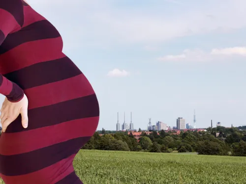 Schwangere vor der Kulisse der Stadt Hannover