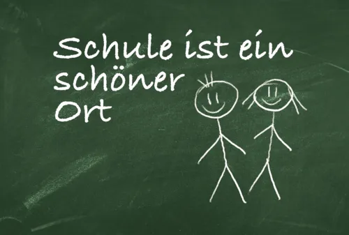 Tafelbild mit zwei l&auml;chelnden Strichpersonen und der &Uuml;berschrift "Schule ist ein sch&ouml;ner Ort"