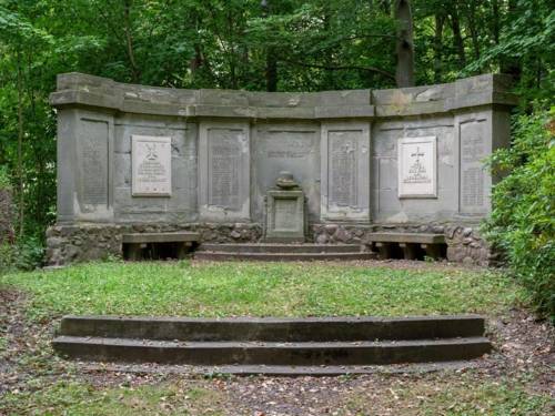 Denkmal für die Gefallenen des Stadtteils Stöcken aus dem Ersten und dem Zweiten Weltkrieg am Stöckener Bach