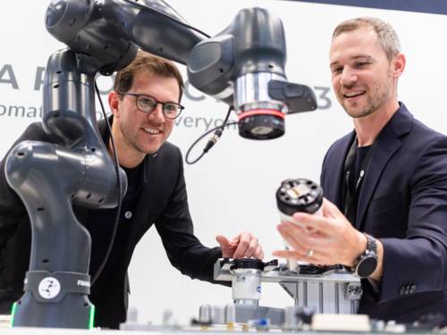 Zwei Männer mit Industrieroboter