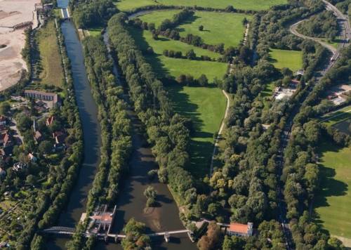 Luftbild mit Wasserkraftwerk und Wasserkunst im Vordergrund und Stichkanal Linden, Leineverbindungskanal und Leine im Hintergrund.