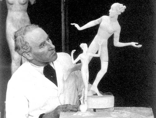 Vierthaler im Atelier mit dem Modell der "Frau auf der Kugel", vor 1938