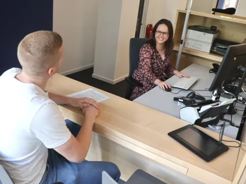 Beratung im Service Center der Region Hannover