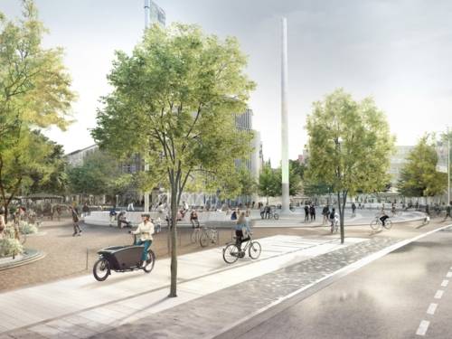 Farbige Visualisierung eines Platzes mit Bäumen, vorn rechts eine zweispurige Fahrbahn. Auf dem Platz links steht eine hohe Stele. Menschen auf dem Platz fahren mit Fahrrädern, Lastenrädern oder gehen zu Fuß, einige sitzen an dem Platz.