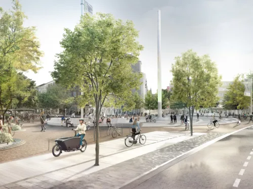 Farbige Visualisierung eines Platzes mit Bäumen, vorn rechts eine zweispurige Fahrbahn. Auf dem Platz links steht eine hohe Stele. Menschen auf dem Platz fahren mit Fahrrädern, Lastenrädern oder gehen zu Fuß, einige sitzen an dem Platz.
