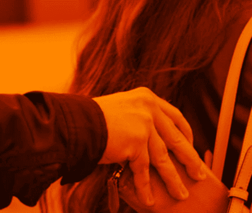 Mann klaut Portemonnaie aus Handtasche einer Frau