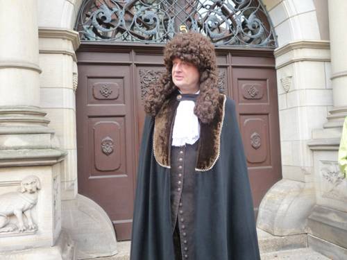 Rainer Künnecke alias Gottfried Wilhelm Leibniz vor der Tür des Leibniz Hauses