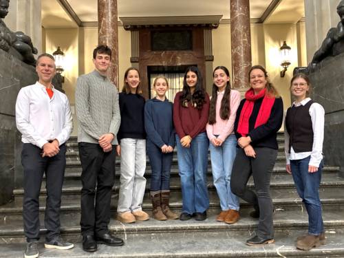 Bildungs- und Kulturdezernentin Eva Bender zusammen mit den Preisträger*innen im Neuen Rathaus.