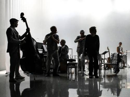 Band im Schatten auf einer Bühne.