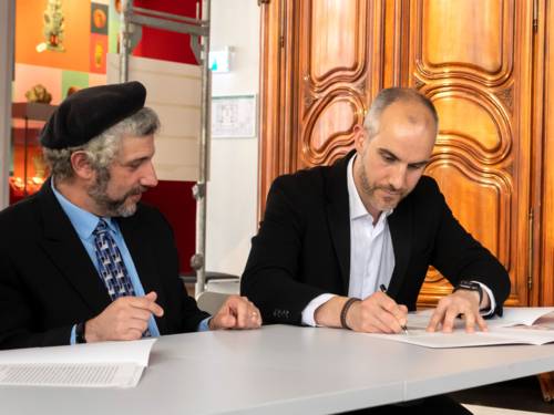 Unterzeichnung der Vereinbarung zur Restitution und Schenkung durch OB Belit Onay und Erb*'innen