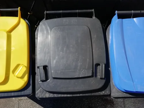 Drei Mülltonnen nebeneinander - Plastikmüll, Restabfall und Altpapier