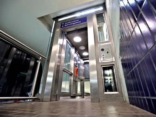 Der Aufzug an der Station Lister Platz mit offenen Türen.