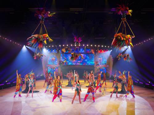 Kostümierte Eiskunstlaufende führen eine Show auf