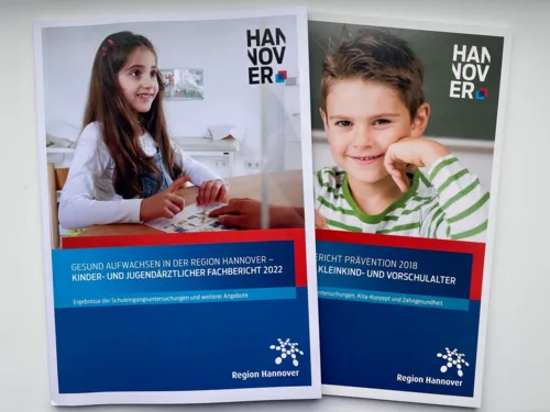 Titelbilder von zwei Veröffentlichungen des Sozialpädiatrie und Jugendmedizin der Region Hannover