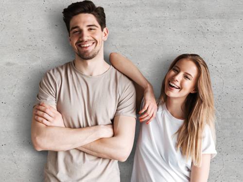 Junger Mann und junge Frau lachen.
