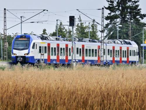 Eine blau-weiße S-Bahn steht an einem Bahnsteig.