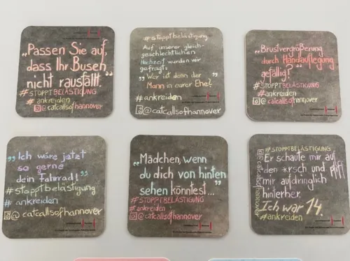 Bierdeckel mit sexualisierten Beleidigungen.