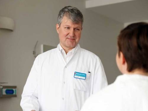 Ein Mann in weißem Kittel