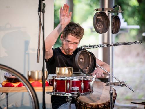 Ein junger Mann schlägt auf eine Pauke