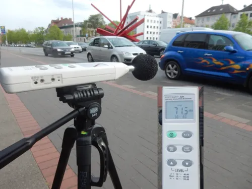 Verkehrslärmmessung am Königsworther Platz, im Vordergrund Messgerät und im Hintergrund vorbeifahrende Autos.