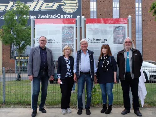 Dr. Jens Binner (ZeitZentrum Zivilcourage), Petra Beitlich, Reinhard Schwitzer und Janet Freifrau von Stillfried (Gegen das Vergessen ./. NS-Zwangsarbeit e.V) mit Bezirksbürgermeister Rainer-Jörg Grube nach der Enthüllung der städtischen Informationstafel zur Geschichte der Zwangsarbeit bei der Hanomag