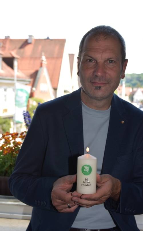 Oberbürgermeister Christian Götz der Stadt Fürstenfeldbruck setzt mit einer Friedenskerze ein Zeichen für Frieden und Abrüstung