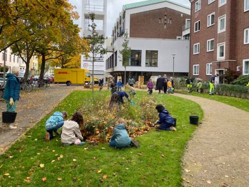 Kinder beim Bepflanzen einer Grünfläche.