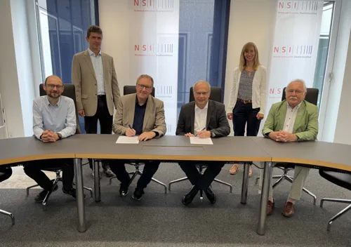 Das Foto zeigt von links nach rechts: Marian Spode-Lebenheim (pädagogischer Leiter des ZeitZentrumZivilcourage), Dr. Philipp Legrand (NSI), Dr. Jens Binner (Direktor des ZeitZentrumZivilcourage), Prof. Dr. Michael Koop (Präsident NSI/ HSVN), Elisa Schulzki (NSI), Dieter Wuttig (NSI).