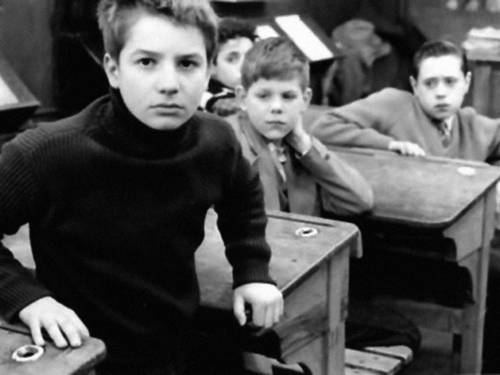 Schüler in einem Klassenraum der 50er Jahre