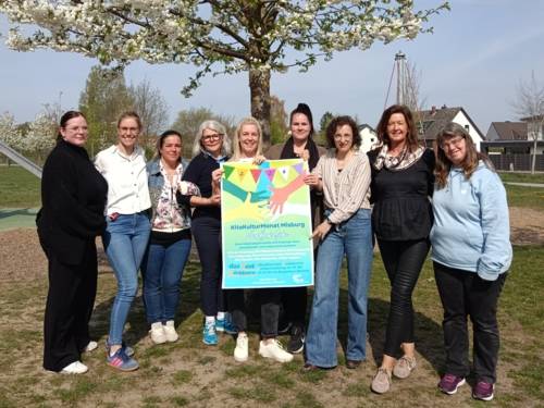 Pressefoto der Einrichtungen mit Plakat