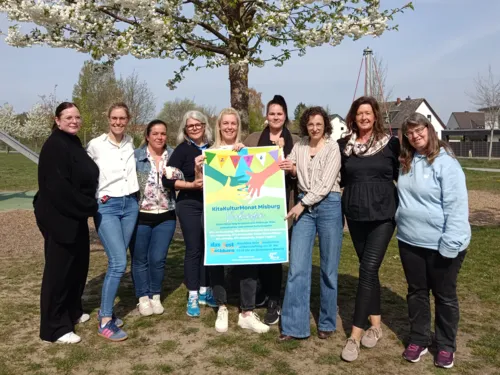 Pressefoto der Einrichtungen mit Plakat
