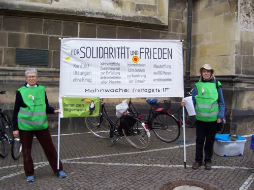 Auch in 2025 findet in Münster eine Mahnwache und das Blumenkreuz zum Gedenken an die Opfer der Atombomben auf Hiroshima und Nagasaki statt