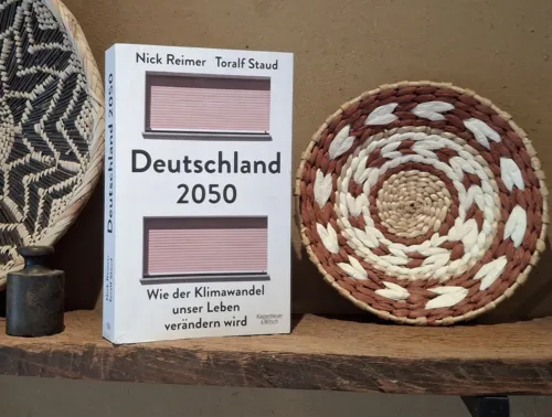 Das Buch "Wie der Klimawandel unser Leben verändern wird" auf einem Regal