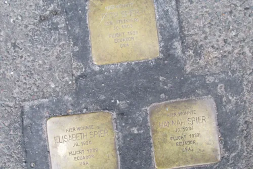 Stolpersteine in der Wielandstraße, Hannover. Bild: wikimedia commons (GeorgDer Reisende), bearbeitet
