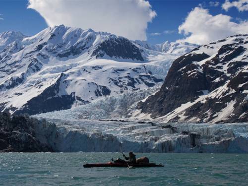Ein Kajakfahrer auf einem See in Kanada