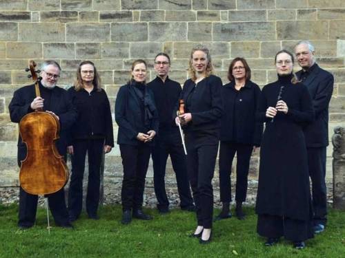 Musiker stehen vor historischem Gebäude