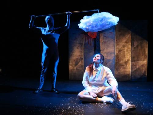 Eine Frau auf einer Bühne