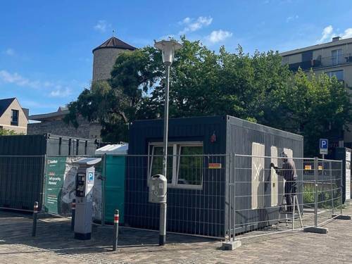 Ein Mann, der an einem Container arbeitet.