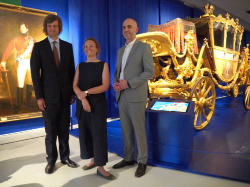 Prinz Ernst August von Hannover, Bildungs- und Kulturdezernentin Eva Bender & Oberbürgermeister Belit Onay vor der Goldenen Kutsche (v.l.n.r.)