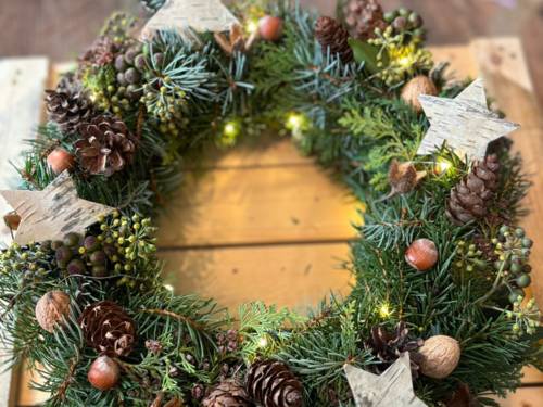 So wird ein dekorativer Kranz gebunden.